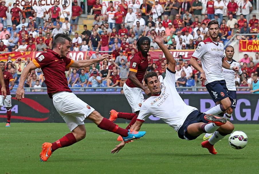 L&#39;azione del gol di Florenzi, il secondo della Roma contro il Cagliari. Poco prima aveva segnato Destro. (Ansa)